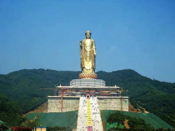 تمثال معبد الربيع لبوذا